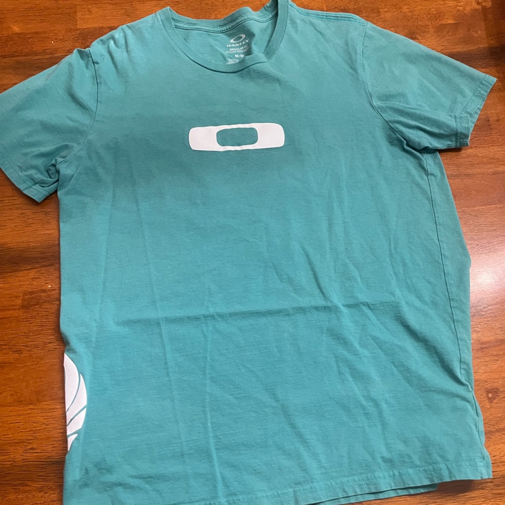 Medium Oakley T Shirt (Turtle Bay, HI)